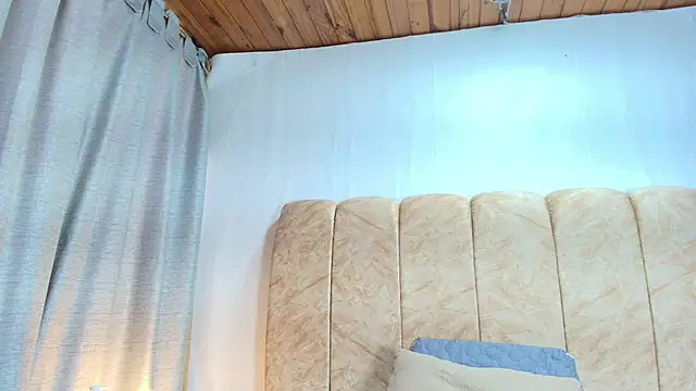 Snapshot of Zoe_Curvy chatting on 11.29.25 Zoe Curvy online show from 11.29.25