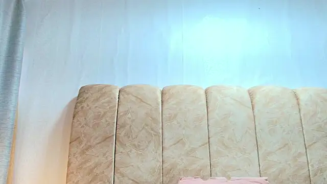 Snapshot of Zoe_Curvy chatting on 11.30.25 Zoe Curvy online show from 11.30.25