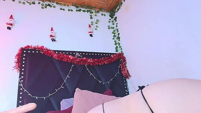 Snapshot of Zoe_Curvy chatting on 12.17.25 Zoe Curvy online show from 12.17.25