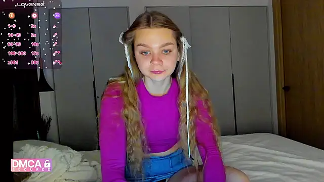 Snapshot of Molly_sweetie chatting on 12.22.25 Molly sweetie online show from 12.22.25