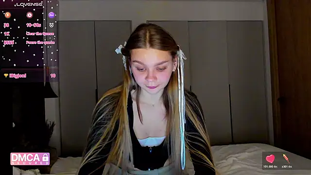 Snapshot of Molly_sweetie chatting on 12.22.25 Molly sweetie online show from 12.22.25