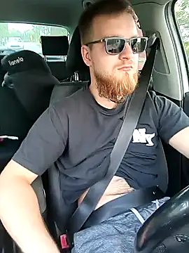 Snapshot of Sweet_bear69 chatting on 09.19.25 Sweet bear69 online show from 09.19.25