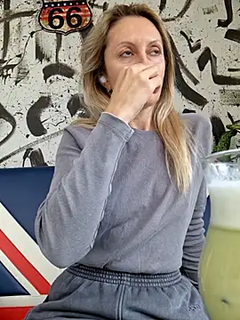 Snapshot of Miss____Mia_ chatting on 10.01.25 Miss    Mia  online show from 10.01.25