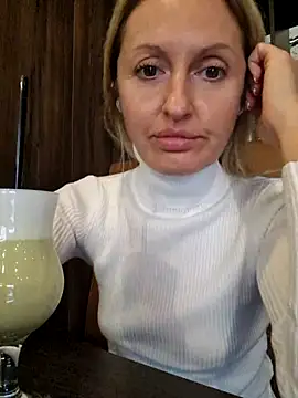 Snapshot of Miss____Mia_ chatting on 10.16.25 Miss    Mia  online show from 10.16.25