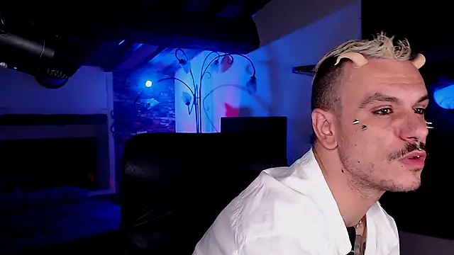 Snapshot of cek_186 chatting on 10.31.25 cek 186 online show from 10.31.25