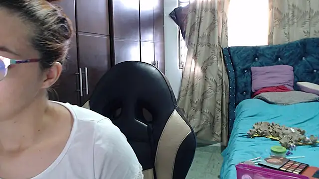 Snapshot of Kate_lorens9 chatting on 10.27.25 Kate lorens9 online show from 10.27.25