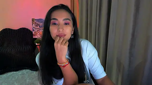 Snapshot of worldofkim chatting on 02.14.25 worldofkim online show from 02.14.25