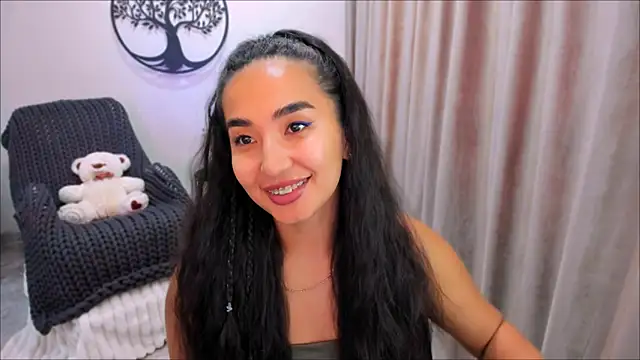 Snapshot of worldofkim chatting on 10.13.25 worldofkim online show from 10.13.25