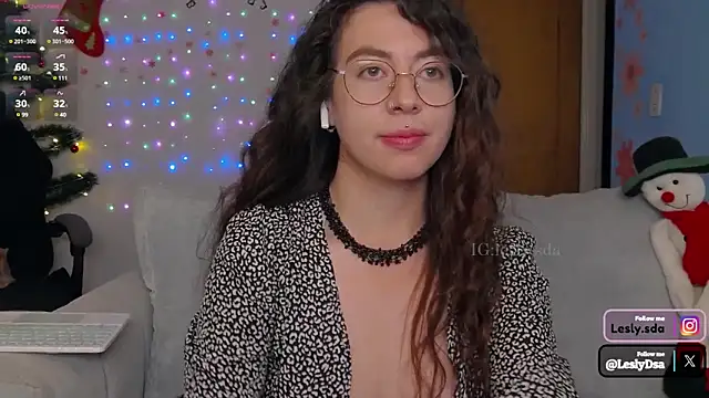 Snapshot of leslyyu chatting on 12.17.24 leslyyu online show from 12.17.24
