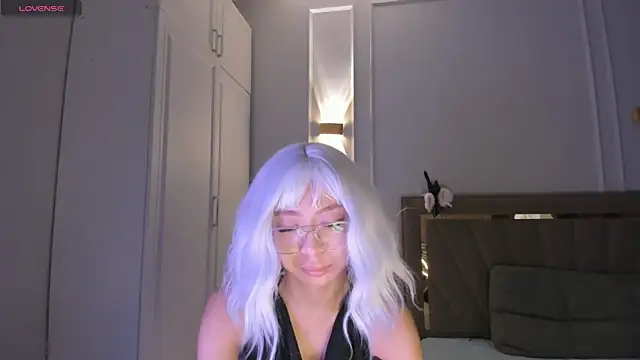 Snapshot of heemia chatting on 12.19.24 heemia online show from 12.19.24
