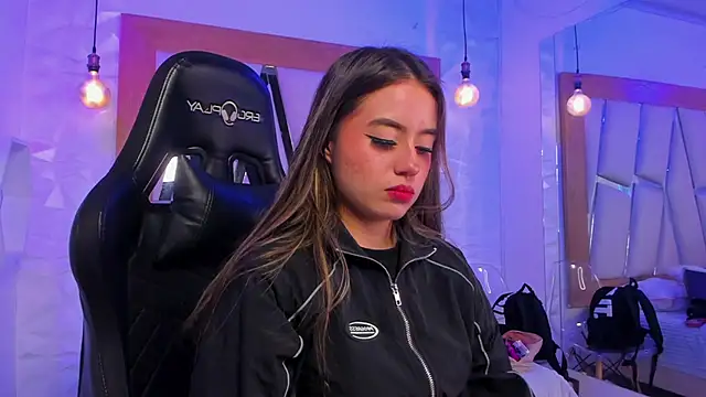 Snapshot of ary_cooper_ chatting on 10.30.25 ary cooper online show from 10.30.25