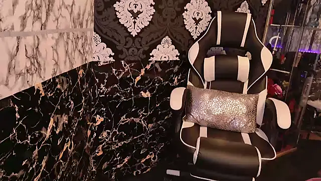 Luiza Hammer online show from 02.14.25