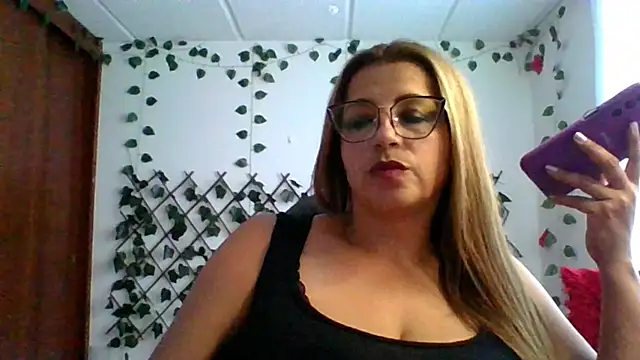 Snapshot of RossanaLionheart chatting on 10.03.25 RossanaLionheart online show from 10.03.25