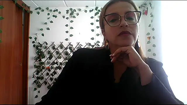 Snapshot of RossanaLionheart chatting on 11.10.25 RossanaLionheart online show from 11.10.25