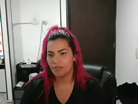 Snapshot of CarolinaRincon chatting on 02.28.25 CarolinaRincon online show from 02.28.25