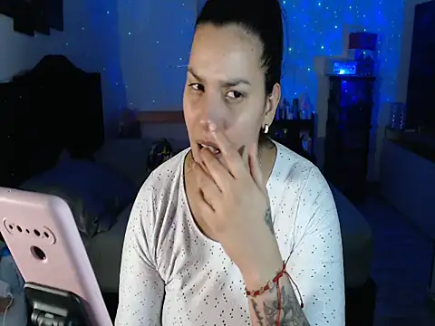 Snapshot of CarolinaRincon chatting on 11.10.25 CarolinaRincon online show from 11.10.25