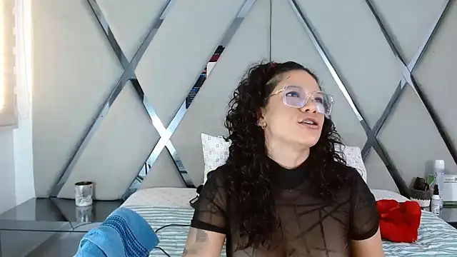 Snapshot of paula_daniela1 chatting on 02.18.26 paula daniela1 online show from 02.18.26