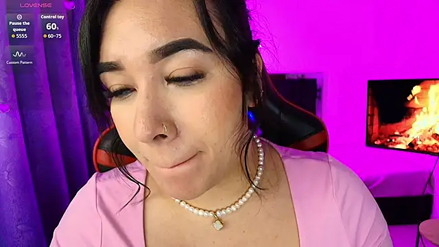 Snapshot of leahtemptation3 chatting on 10.25.25 leahtemptation3 online show from 10.25.25