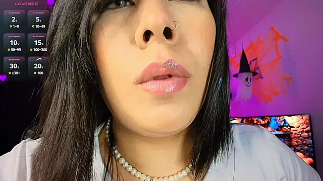 Snapshot of leahtemptation3 chatting on 10.28.25 leahtemptation3 online show from 10.28.25