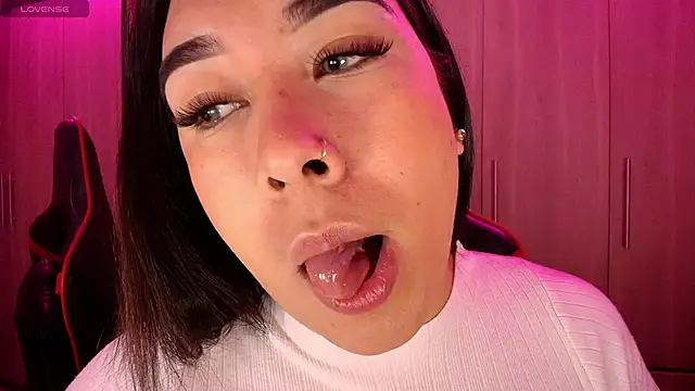 Snapshot of leahtemptation3 chatting on 11.22.25 leahtemptation3 online show from 11.22.25