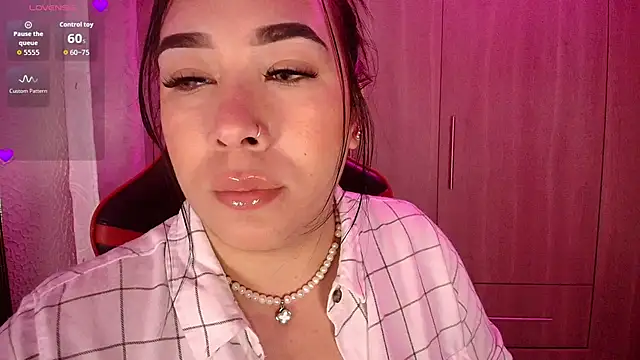 Snapshot of leahtemptation3 chatting on 12.03.25 leahtemptation3 online show from 12.03.25