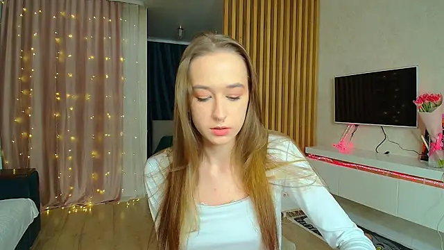 Snapshot of Sweett_Monica chatting on 03.10.25 Sweett Monica online show from 03.10.25