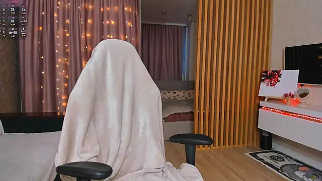 Snapshot of Sweett_Monica chatting on 03.20.25 Sweett Monica online show from 03.20.25