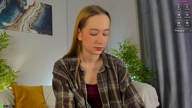 Snapshot of Sweett_Monica chatting on 11.04.25 Sweett Monica online show from 11.04.25