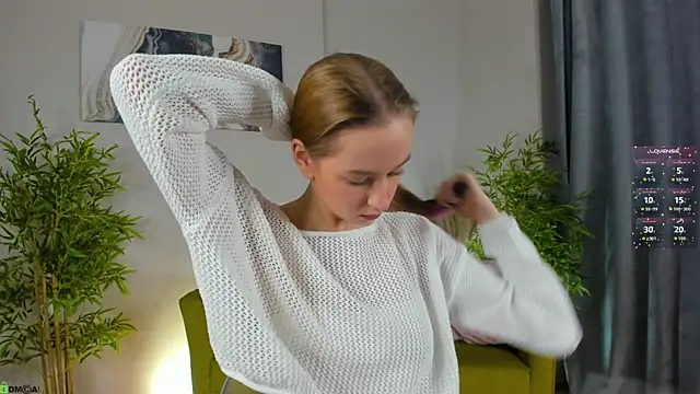 Snapshot of Sweett_Monica chatting on 11.25.25 Sweett Monica online show from 11.25.25