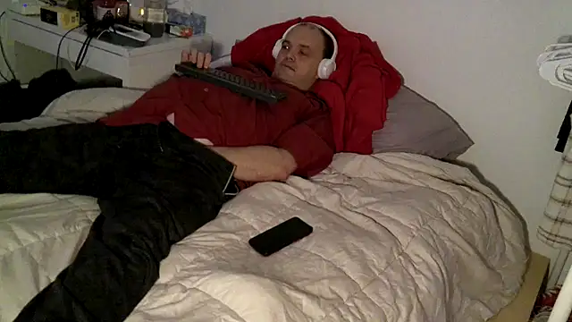 Snapshot of caressonnous chatting on 10.24.25 caressonnous online show from 10.24.25