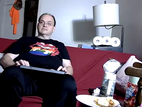 Snapshot of caressonnous chatting on 11.08.25 caressonnous online show from 11.08.25