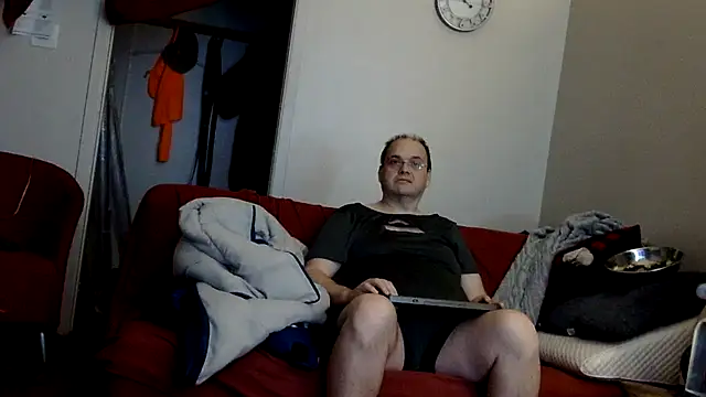 Snapshot of caressonnous chatting on 11.18.25 caressonnous online show from 11.18.25