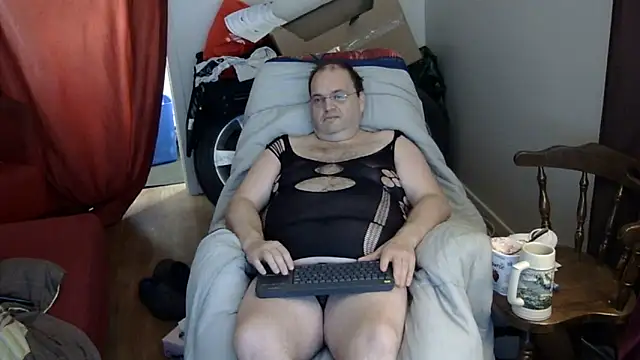 Snapshot of caressonnous chatting on 12.05.25 caressonnous online show from 12.05.25