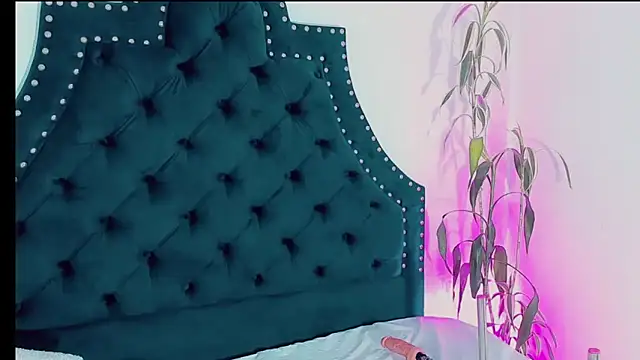 Emmaa Saenz  online show from 03.14.25