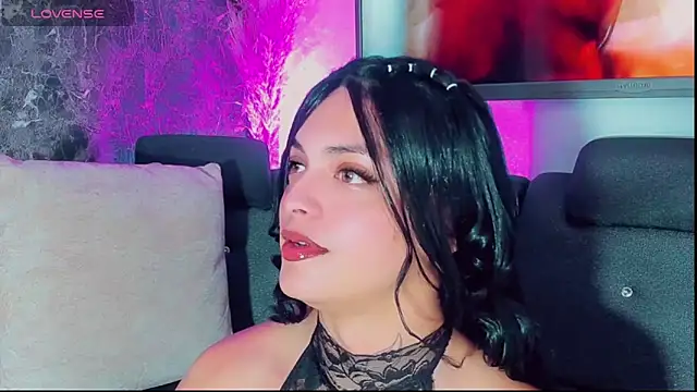 Emmaa Saenz  online show from 10.30.25