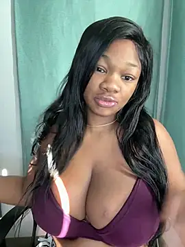 Snapshot of CharismaaBanx chatting on 01.05.25 CharismaaBanx online show from 01.05.25