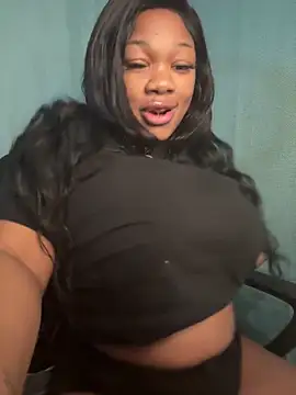 Snapshot of CharismaaBanx chatting on 01.10.25 CharismaaBanx online show from 01.10.25