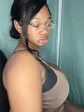 Snapshot of CharismaaBanx chatting on 02.04.25 CharismaaBanx online show from 02.04.25