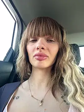 Snapshot of ButterflyLeah chatting on 03.10.25 ButterflyLeah online show from 03.10.25