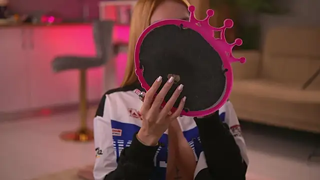 Snapshot of ButterflyLeah chatting on 10.22.25 ButterflyLeah online show from 10.22.25