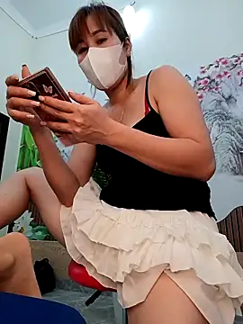 Snapshot of zizi_public chatting on 10.02.25 zizi public online show from 10.02.25