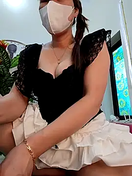 Snapshot of zizi_public chatting on 10.04.25 zizi public online show from 10.04.25