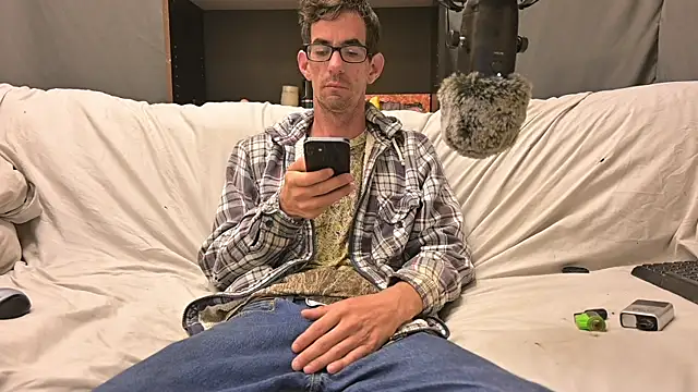 Snapshot of joeiandola chatting on 10.31.25 joeiandola online show from 10.31.25