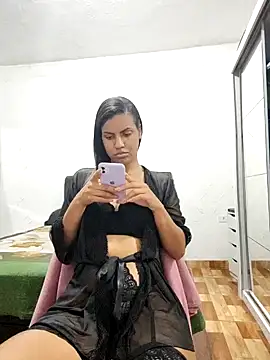 Snapshot of Bella_Anjoss chatting on 12.15.24 Bella Anjoss online show from 12.15.24