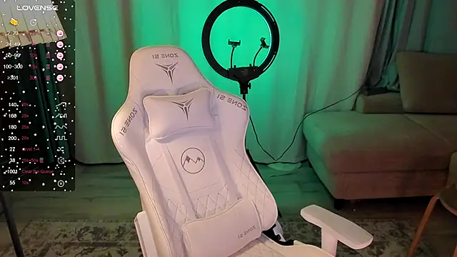 Snapshot of falcon_baby chatting on 10.04.25 falcon baby online show from 10.04.25