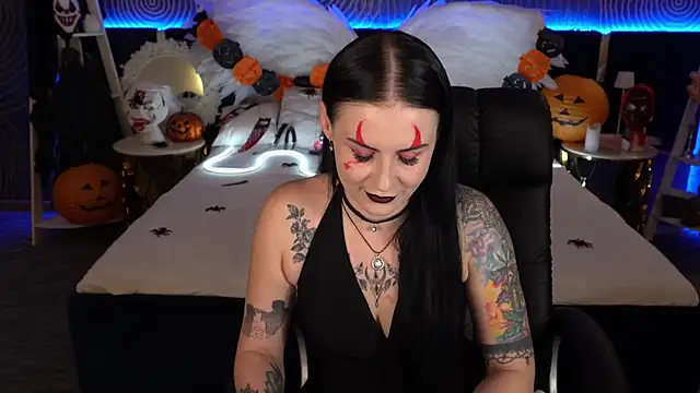 Snapshot of AmberDismond chatting on 10.31.25 AmberDismond online show from 10.31.25