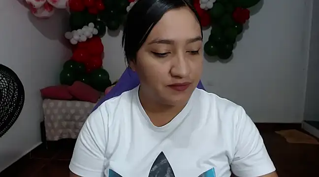 Snapshot of Saracutee1 chatting on 12.13.24 Saracutee1 online show from 12.13.24