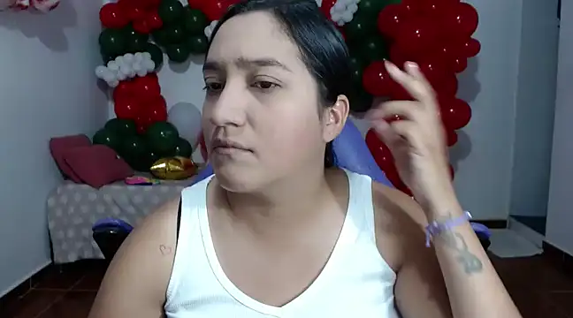 Snapshot of Saracutee1 chatting on 12.19.24 Saracutee1 online show from 12.19.24