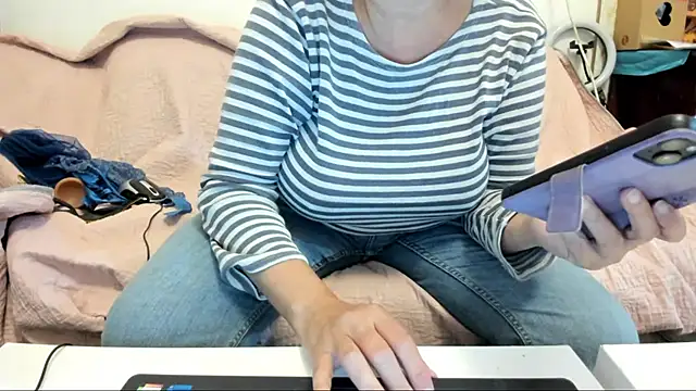 Snapshot of IsraeliMilf chatting on 12.19.24 IsraeliMilf online show from 12.19.24