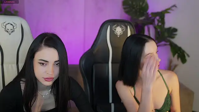 Snapshot of Tina_Breeze chatting on 12.15.25 Tina Breeze online show from 12.15.25